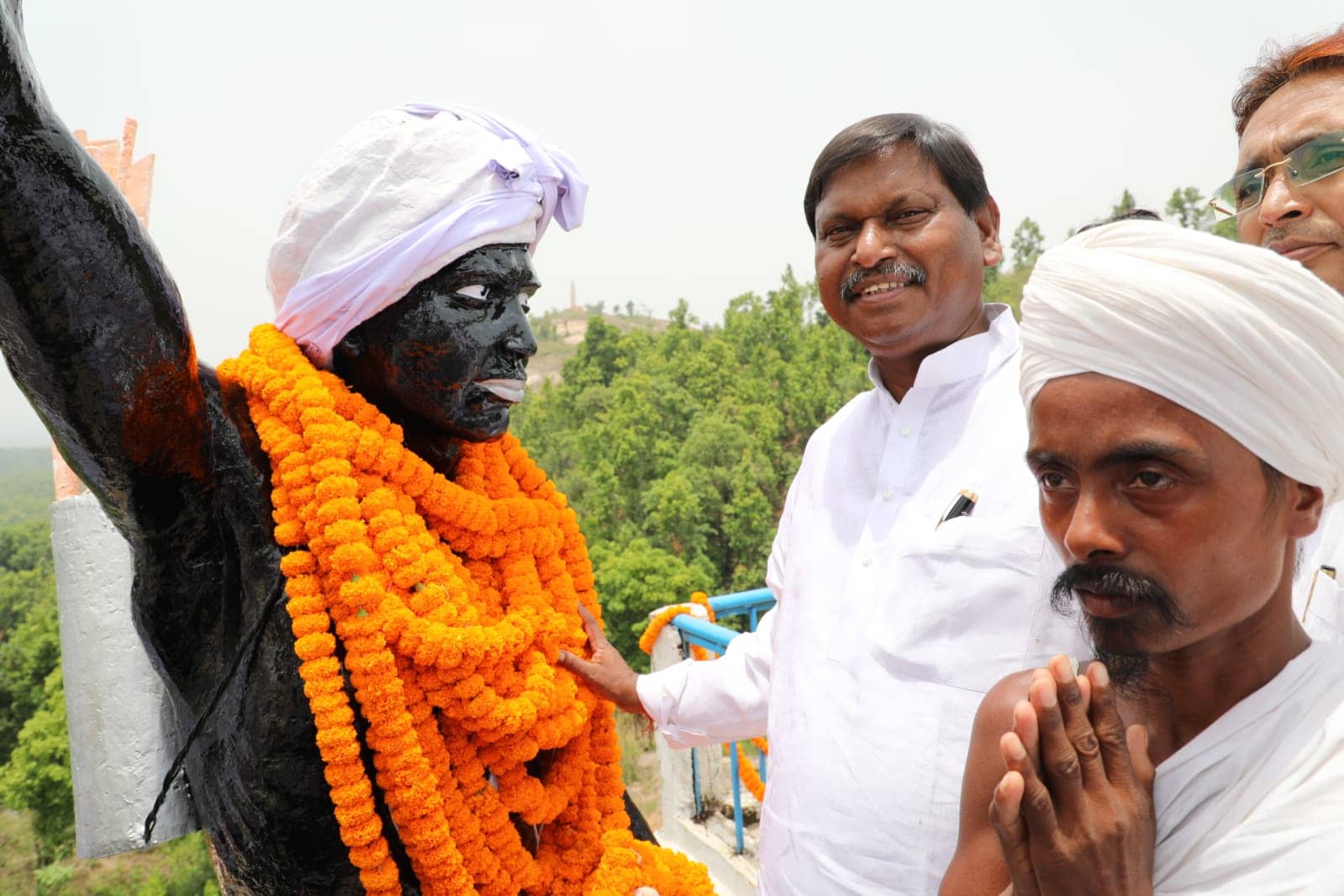 खूंटी स्थित धरती आबा के जन्म स्थल पर अर्जुन मुंडा ने श्रद्धांजलि दी