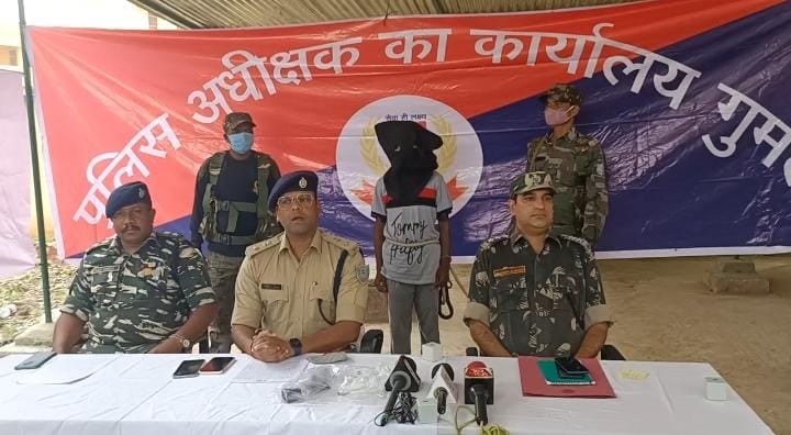 एक लाख का इनामी माओवादी नक्सली राकेश उरांव गिरफ्तार, हथियार और विस्फोटक सामग्री बरामद