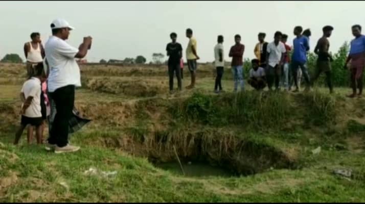 पानी से भरे गड्ढे से 50 वर्षीय व्यक्ति का शव बरामद, पुलिस जांच में जुटी