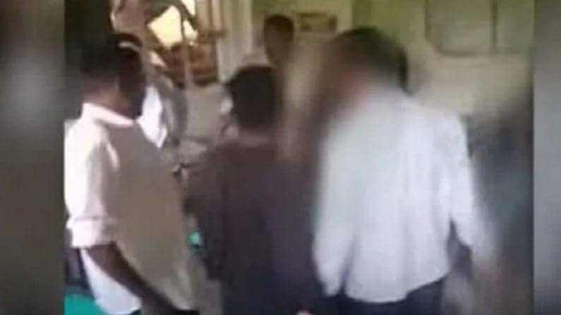 छात्राओं के साथ अश्लील हरकत करते अधेड़ की जमकर की धुनाई, पुलिस को सौंपा