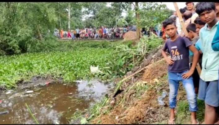 BREAKING : तिलक समारोह से लौट रहे स्कॉर्पियो अनियंत्रित होकर गड्ढे में गिरी, मौके पर 8 की मौत