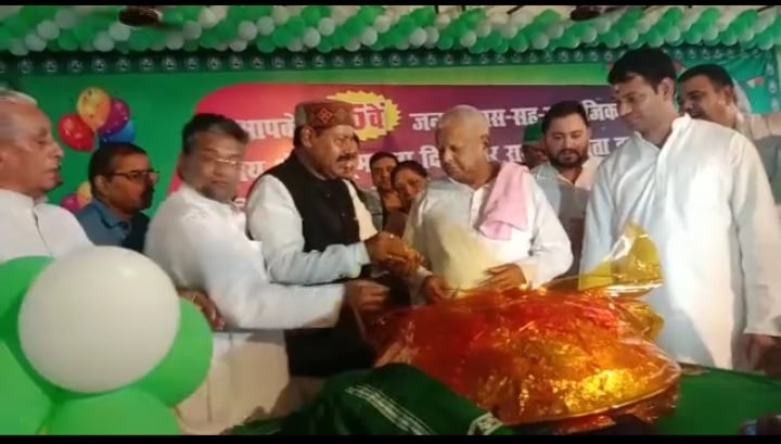 BREAKING : 75 साल के हुए लालू, दुल्हन की तरह सजाया गया राजद का प्रदेश कार्यालय, बांटे गए 75 किलो लड्डू