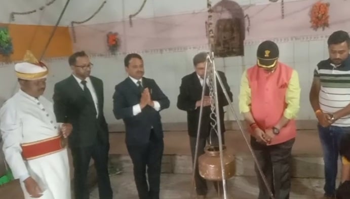उच्च न्यायालय के न्यायधीश ने टांगीनाथ धाम में की पूजा अर्चना , बोले - धार्मिक पर्यटन स्थल के रूप में होगा विकास