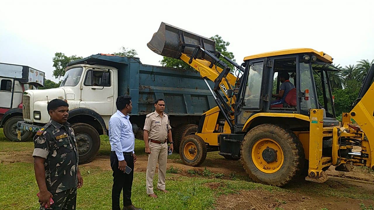 बड़ी राहत, जब्त बालू के ट्रक से टकराया बिजली का पोल, गांव में आपूर्ति बाधित