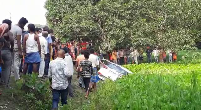 तेज रफ्तार में कार शार्प टर्निंग में अनियंत्रित होकर झील में गिरी , 5 लोगों की मौत