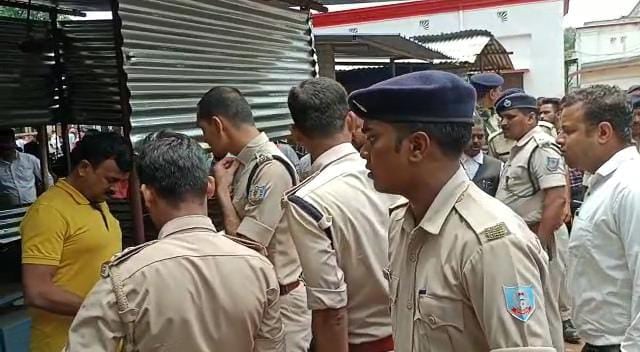Breaking: कोर्ट परिसर में दिन-दहाड़े गूंजी गो'लियां, पुलिस की सुरक्षा में कैदी को मा'र डाला