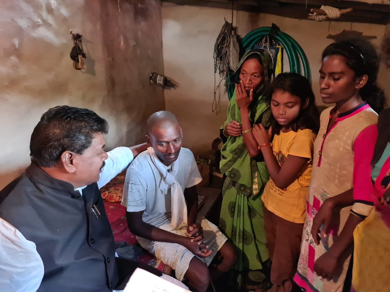 विधायक बंधु तिर्की लातेहार में पीडित परिवार से मिलें, सीसीएल और रेलवे से मुआवजा देने की मांग की