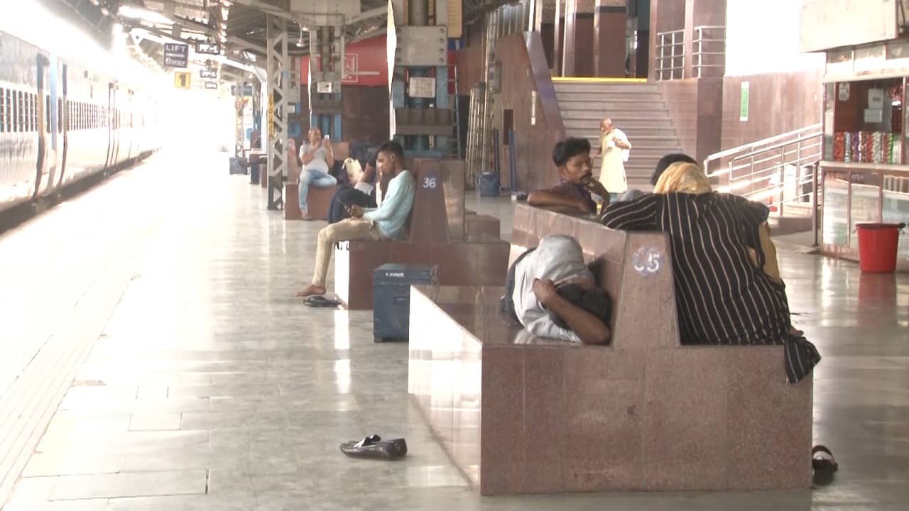 DHANBAD: रेलवे स्टेशन पर पसरा संन्नाटा