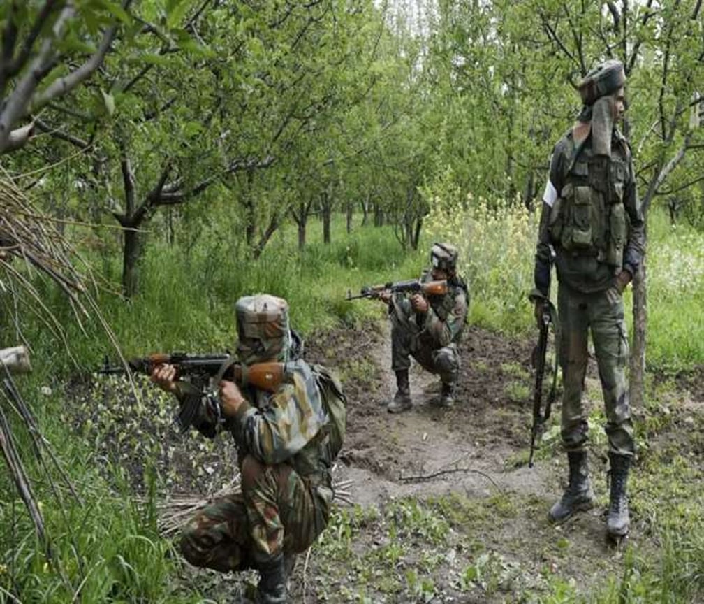 जम्मू-कश्मीर: पुलवामा में सुरक्षाबलों ने मुठभेड़ में एक आतंकी को मार गिराया