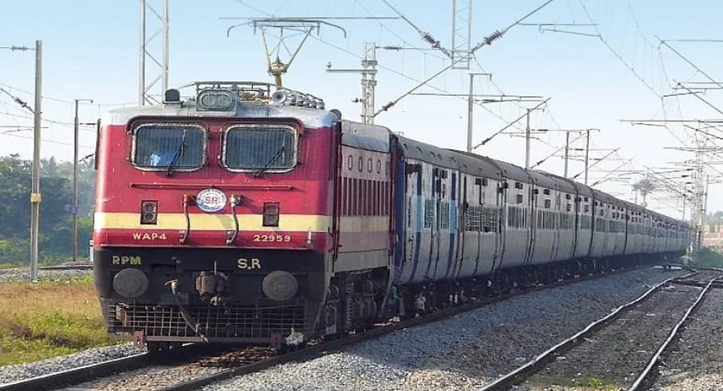 पांच दिनों के बाद पटरी पर लौट रही रेल, स्टेशन होने लगा गुलजार, तीन और ट्रेनों के चलने का इंतजार भी