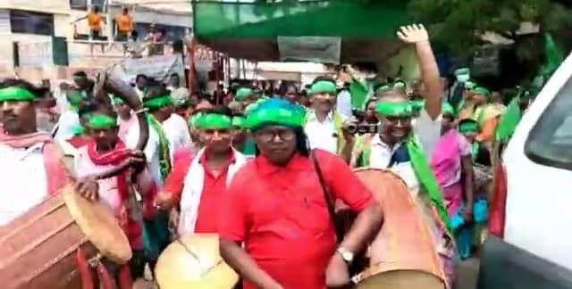 हूल दिवस : परंपरागत पोशाक और वाद्य यंत्रों की धुन पर नाचते गाते पदयात्री हुए रवाना