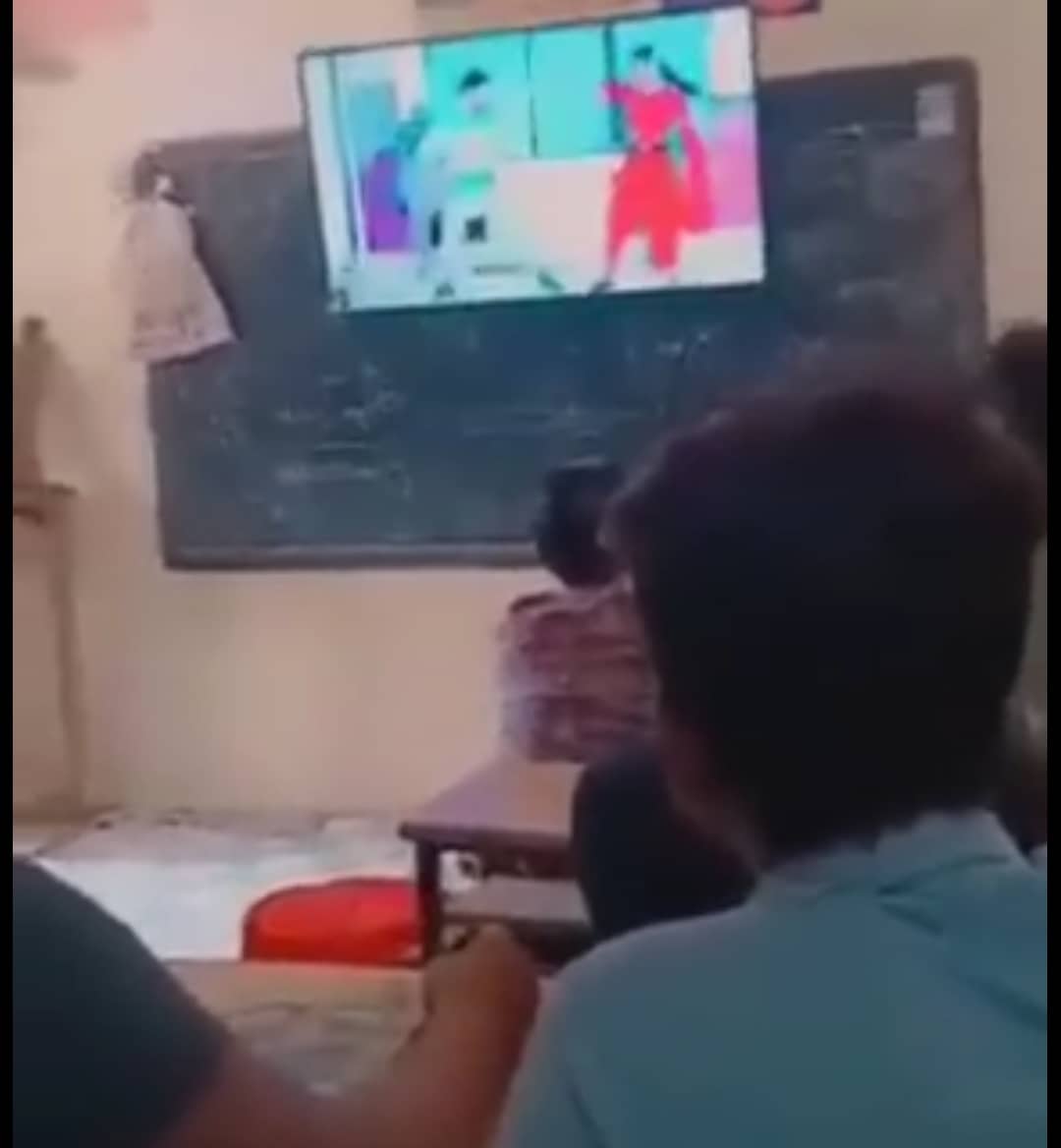 बिहार में शिक्षा का हाल : स्मार्ट क्लास रूम के टीवी पर भोजपुरी गाने का मजा लेते हैं शिक्षक और छात्र