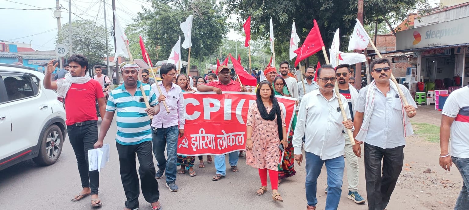 DHANBAD : माकपा ने SC-ST कानून को सख्ती से लागू करने की उठाई मांग, सौंपा ज्ञापन