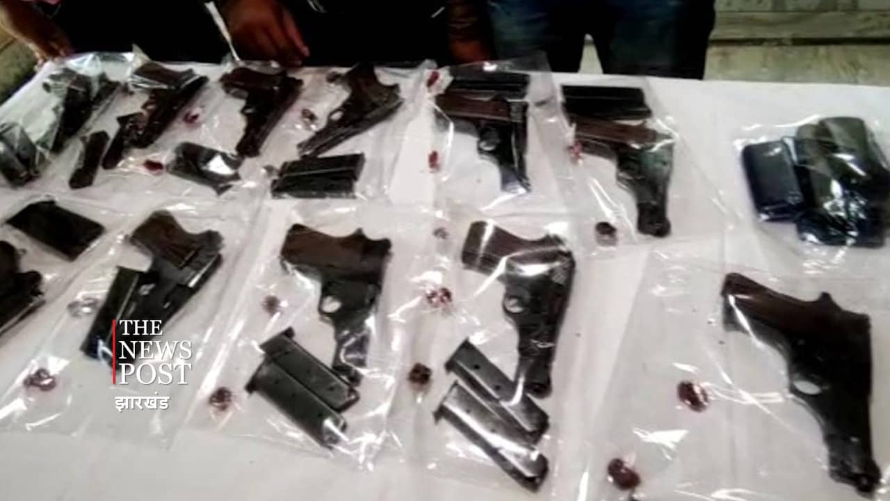 बंगाल-झारखंड सीमा पर पुलिस ने एक संदिग्ध को पकड़ा,हथियारों का जखीरा बरामद
