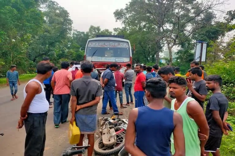 बस की टक्कर में बाइक सवार बाप-बेटे की मौ'त- तीन साल के बच्चे को लेकर सुसराल से घर लौट रहा था दिनेश