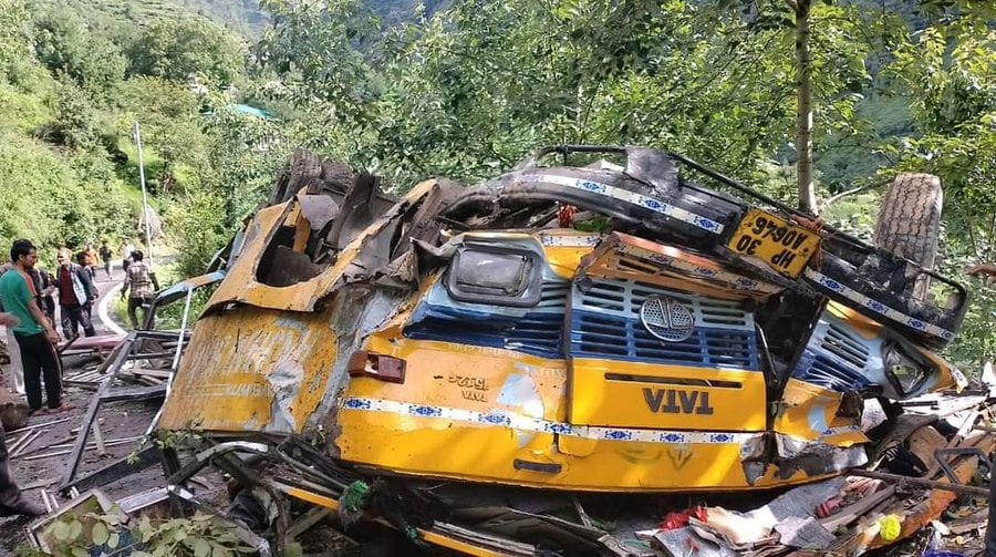 हिमाचल: दो सौ मीटर नीचे गहरी खाई में गिर गई बस, स्कूली बच्चे समेत 12 लोगों की गई जा'न