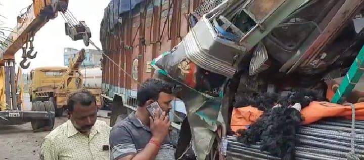 ट्रक और ट्रेलर में भीषण टक्कर, पांच घायल