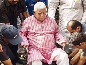 लालू यादव की तबीयत में सुधार, इलाज के बाद लौटे घर