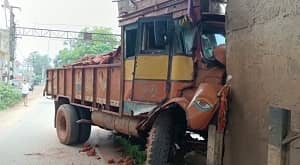 LOHARDAGA: ..और अचानक बॉक्साइट लदा ट्रक डिवाइडर से टकरा गया , तस्वीर में देखिये भयावहता