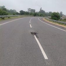 DHANBAD: विकास का हाल देखिये -छह माह में ही टूटने लगी सड़क
