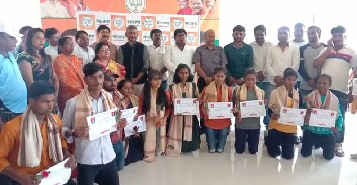 सेवा समर्पण कार्यक्रम के तहत भाजपा ने 101उत्कृष्ट खिलाड़ियों को शॉल तथा प्रशस्ति पत्र देकर किया सम्मानित