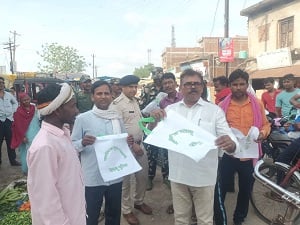 प्लास्टिक मुक्ति को लेकर पलामू पुलिस सतर्क, दो सौ जवानों के साथ सड़क पर उतरे एसपी, फैलाई जागरूकता