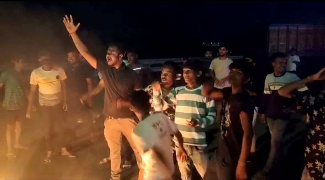 ब्रेकिंग : मरीन ड्राइव पर बने गड्ढे की चपेट में आया युवक , स्थानीय लोगो ने पहुँचाया अस्पताल , गुस्साये लोगो ने किया मरीन ड्राइव को जाम