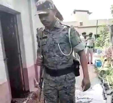 धनबाद: आबकारी और पुलिस की टीम ने पांच शराब फैक्ट्री को किया नष्ट, कारोबारी भागे