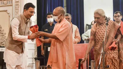 योगी कैबिनेट में 7 नये मंत्रियों ने ली शपथ, जितिन बनें मंत्री