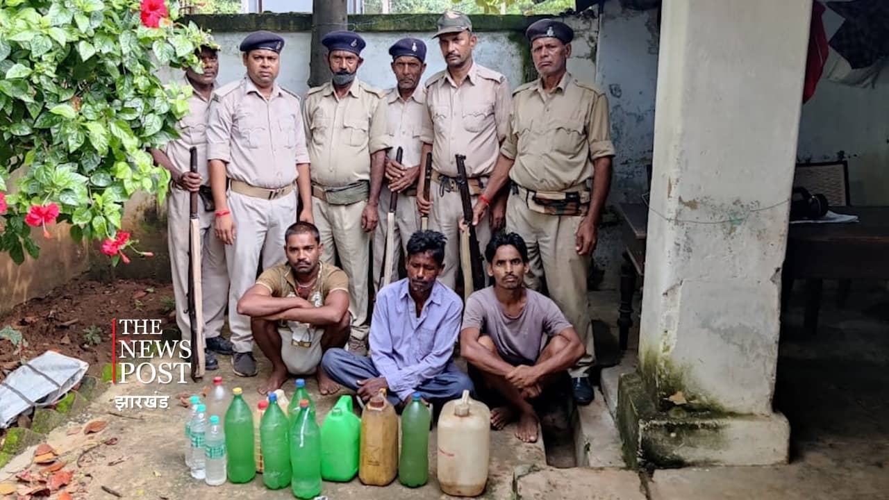 देवघर में उत्पाद विभाग का छापा, भारी मात्रा में महुआ शराब बरामद, 3 गिरफ्तार