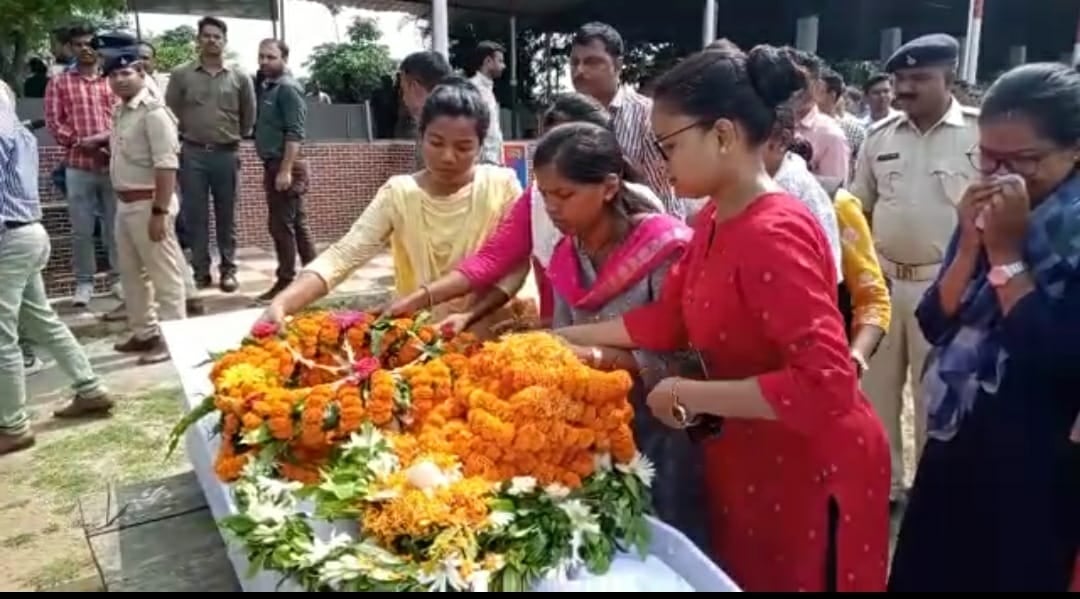 महिला दरोगा को पुलिस लाइन मे दी गई श्रद्धांजलि, पढ़िये पूरी ख़बर