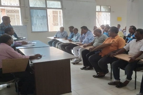 CHAIBASA: अस्पताल परिसर के दुकानदारों से बकाया भाड़ा जमा करने का निर्देश सिविल सर्जन ने दिया