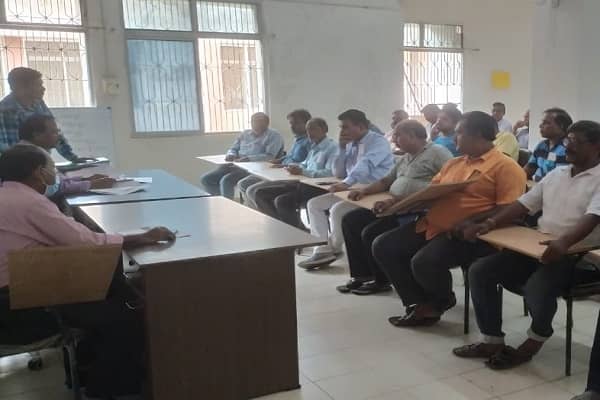 CHAIBASA: अस्पताल परिसर के दुकानदारों से बकाया भाड़ा जमा करने का निर्देश सिविल सर्जन ने दिया