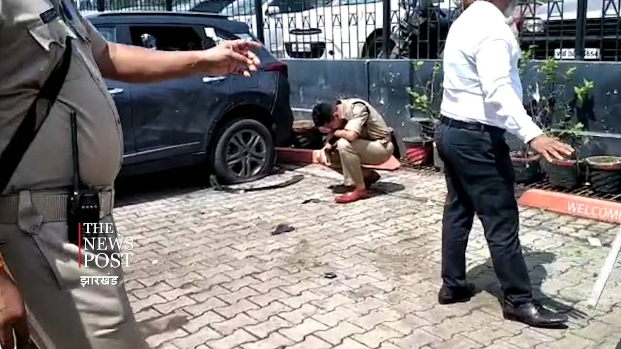 BIG BREAKING:धनबाद के बरवाअड्डा में शोरूम पर बम से हमला, पुलिस मौके पर पहुंची