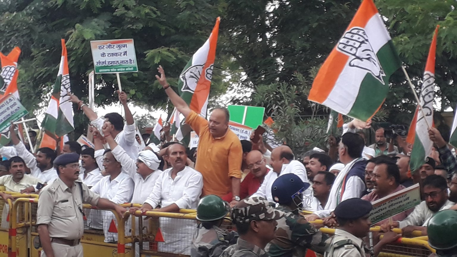 दिल्ली में सोनिया गांधी से हो रही पूछताछ, रांची में ईडी दफ्तर के बाहर कांग्रेस का जोरदार प्रदर्शन