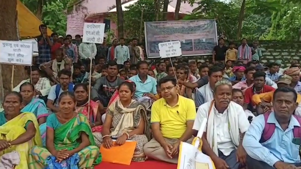 तीन सालों से ठप पड़ा है 3 किमी सड़क का निर्माण, वन निभाग की सुस्ती से परेशान ग्रामीणों ने दिया धरना