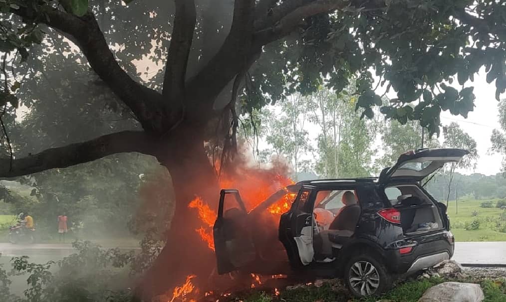 पेड़ से टकराने के बाद कार में लगी आग, बाल-बाल बचे डॉक्टर