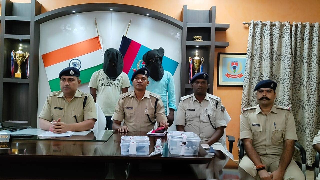 चाईबासा पुलिस ने कुख्यात अपराधी नितेश चातोम्बा को किया गिरफ्तार, कई सामान भी बरामद