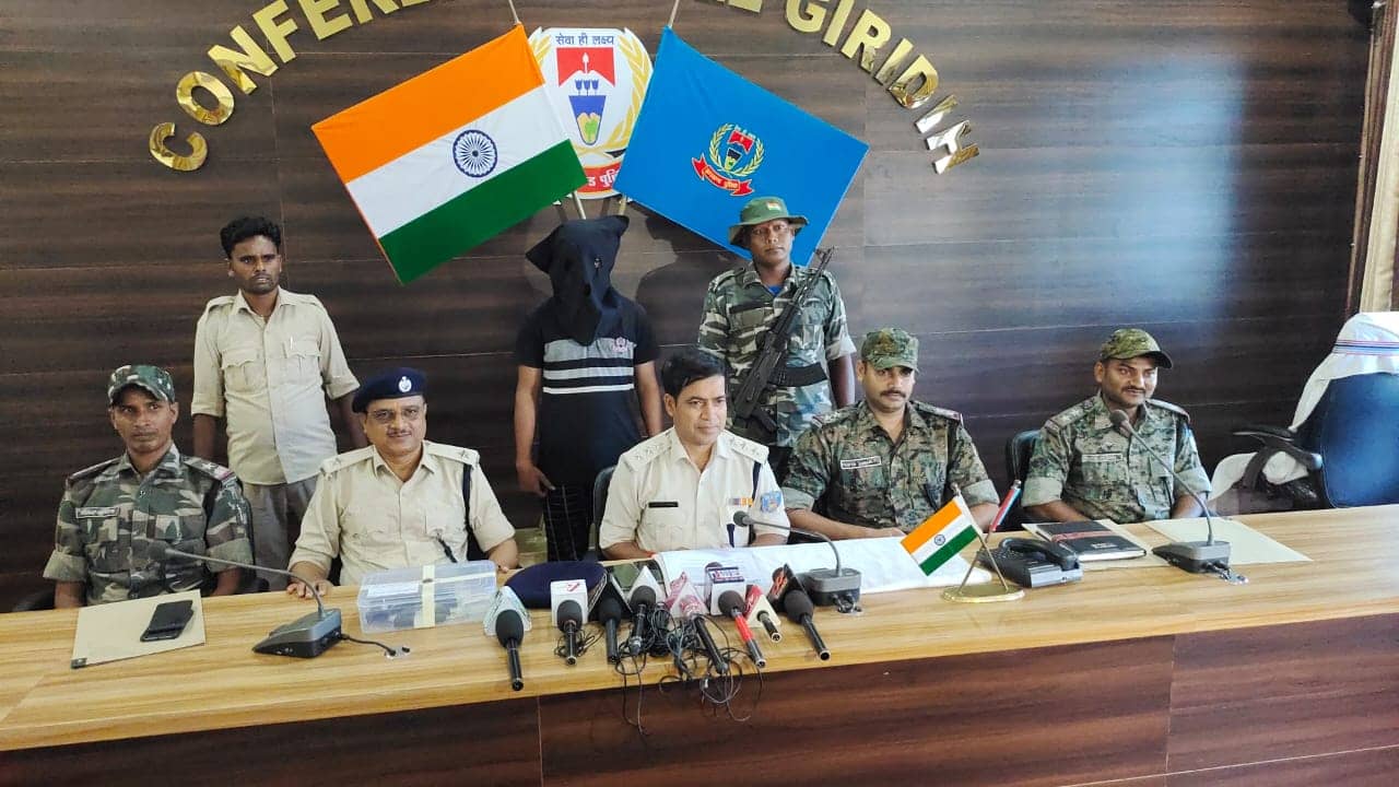 गिरिडीह: जेलर पर फायरिंग का मामला- एक अपराधी को पकड़कर पुलिस थपथपा रही अपनी पीठ