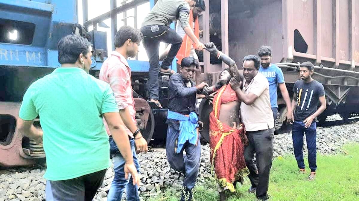 DHANBAD: मालगाड़ी से कोयल उतारते एक की मौ'त, महिला झुलसी