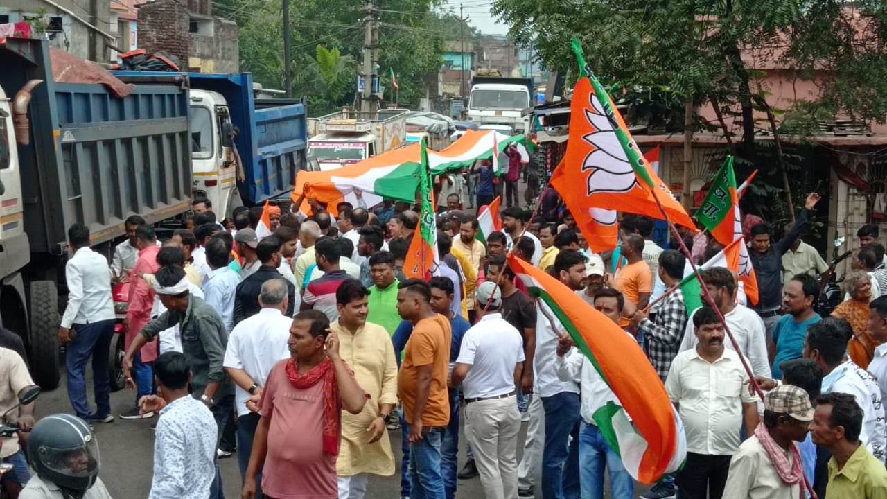 51 फीट लंबे तिरंगे के साथ झरिया में निकली कारगिल विजय दिवस पर तिरंगा यात्रा