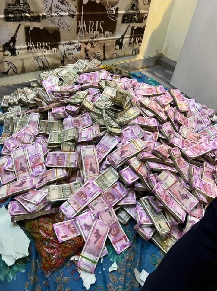 शिक्षक घोटाले मामले में अर्पिता के बेलघड़िया स्थित एक और फ्लैट से 20 करोड़ रूपए कैश बरामद