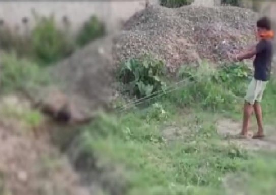 बेगूसराय में पुलिस की अमानवीय हरकत, रस्सी से बांधकर घसीटते हुए ले गए युवक का श'व