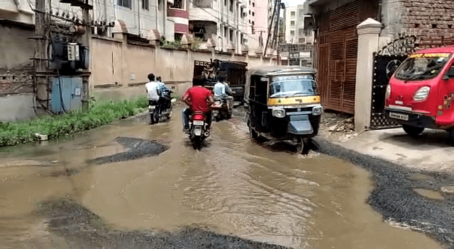 बारिश बनी वारिस कॉलोनी: जमशेदपुर के मानगो की ये सड़क महज़ पंद्रह दिन पहले ही बनी है!