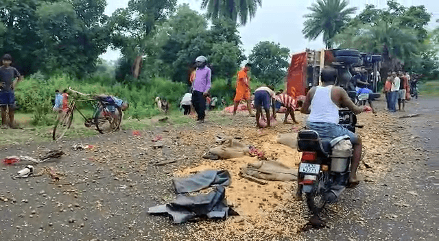 आलू लूटने की मची होड़, जानिये कहां का है ये मामला