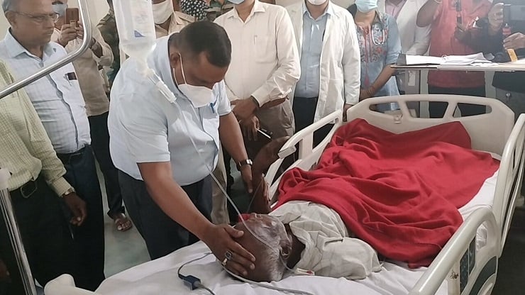 पद्मश्री सिमोन उरांव से मिलने RIMS पहुंचे स्वास्थ्य मंत्री बन्ना गुप्ता, प्रबंधन को लगायी फटकार