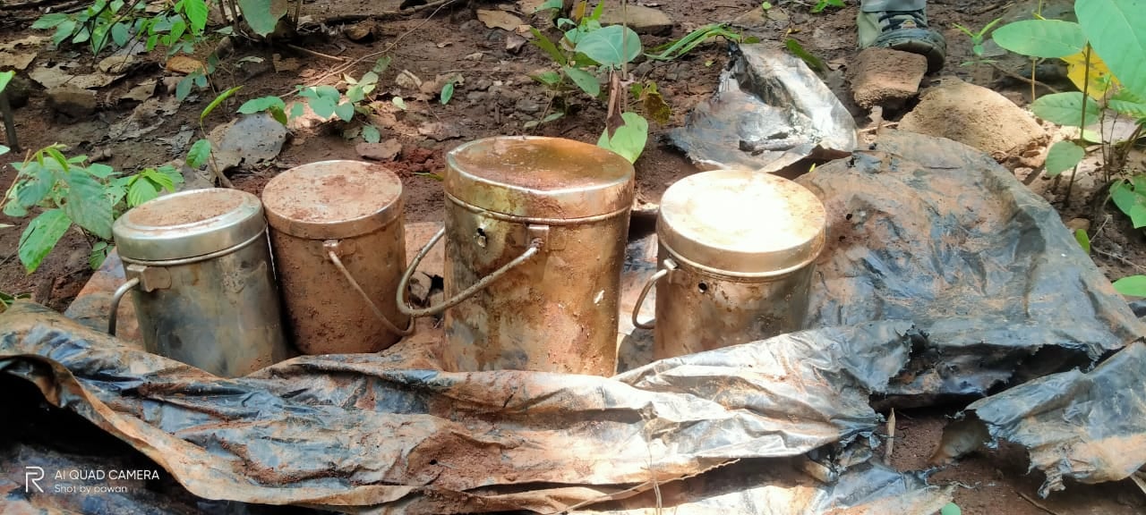 लातेहार में माओवादियों के खिलाफ सुरक्षाबलों को मिली बड़ी सफलता, छापेमारी में चार केन बम बरामद