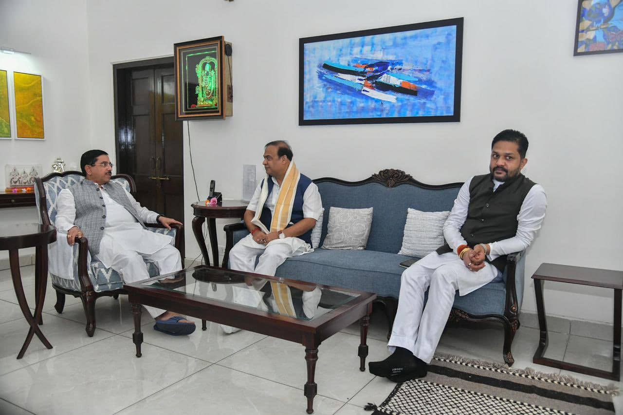 खुलासा : असम के सीएम और केंद्रीय मंत्री से मिले थे अनूप सिंह, फोटो जारी