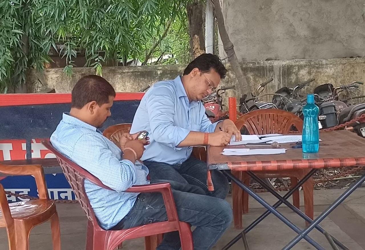 DHANBAD: जोरापोखर में बालू लदे 4 ट्रैक्टर जब्त, एक कारोबारी गिरफ्तार