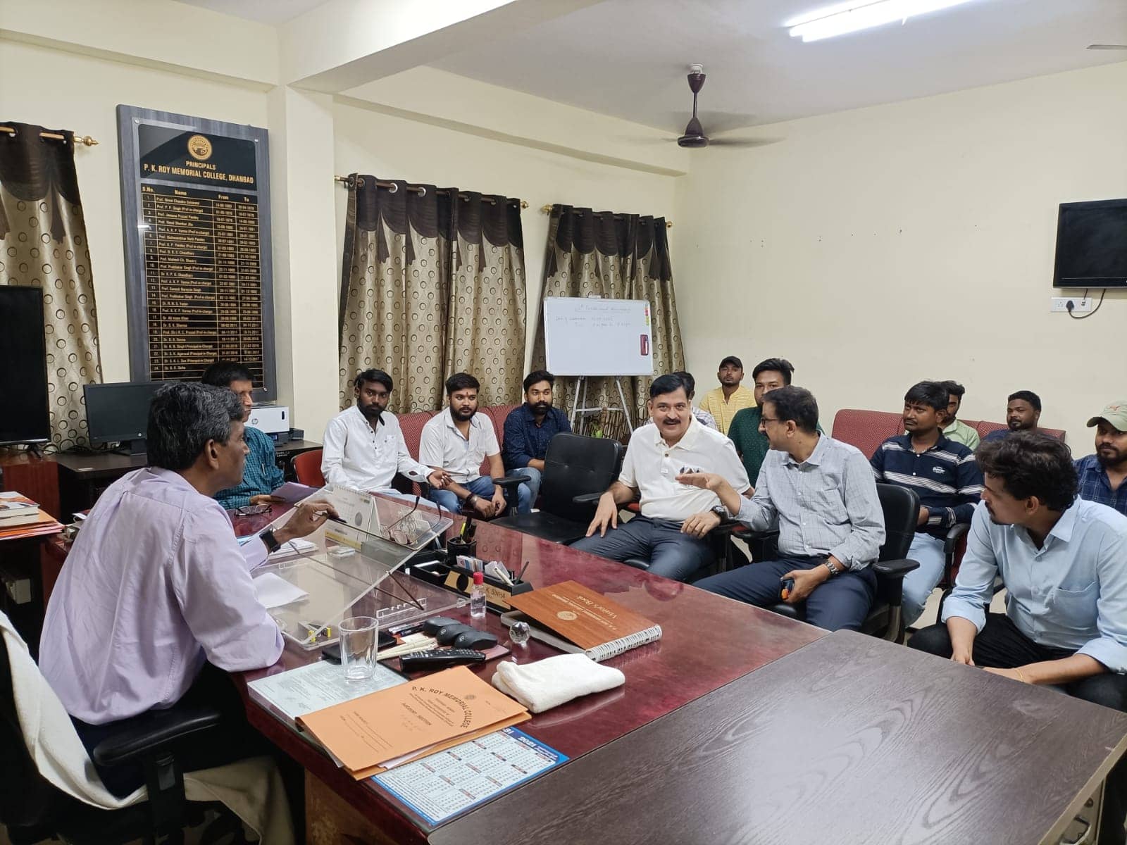 आईआईटी आईएसएम की गिरी चहारदीवारी के बनाने पर क्यों हुआ विवाद, जानियेआजसू का कनेक्शन